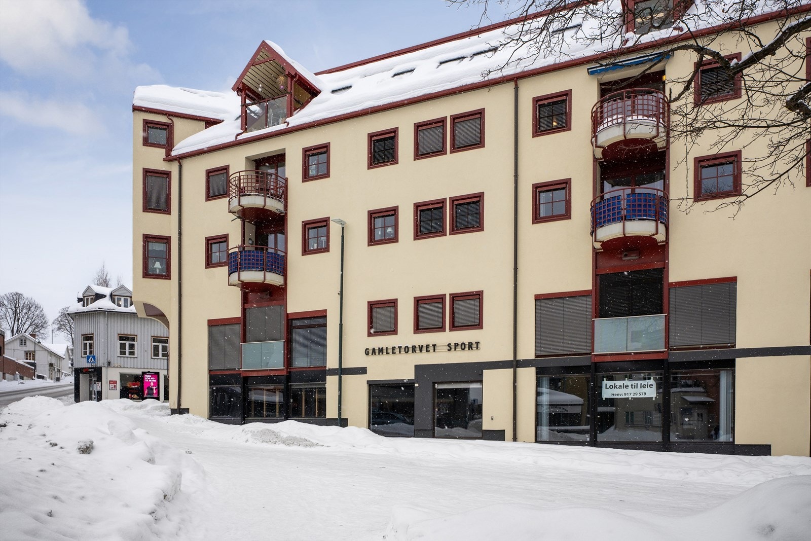 Øvre Torvgate 11 er et kombinasjonsbygg fra 1984, bestående av både boliger og næringslokaler. Bygget er oppført i solide betongkonstruksjoner og fremstår som et praktisk og velholdt bygg for alderen. Galleribilde