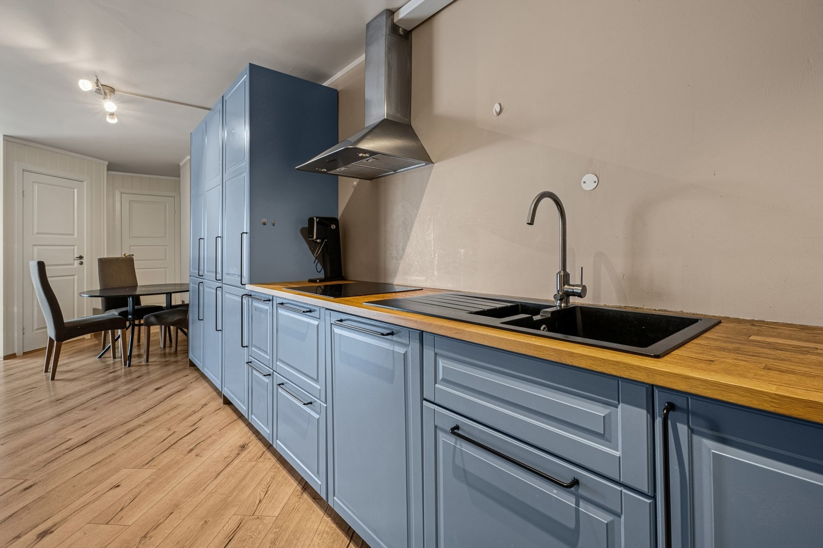 ette er et kjøkken som både ser bra ut og fungerer godt i det daglige - et praktisk og innbydende rom som legger til rette for matlaging og sosialt samvær. Galleribilde