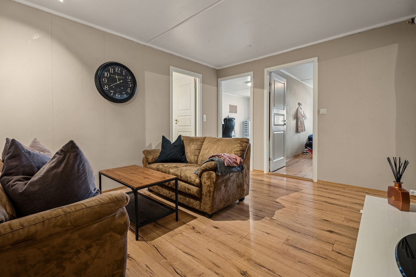 Boligen benyttes i dag som bofellesskap med totalt fem soverom, etablert gjennom innvendige tilpasninger i form av lettvegger. Løsningen fungerer godt for utleieformål. Galleribilde