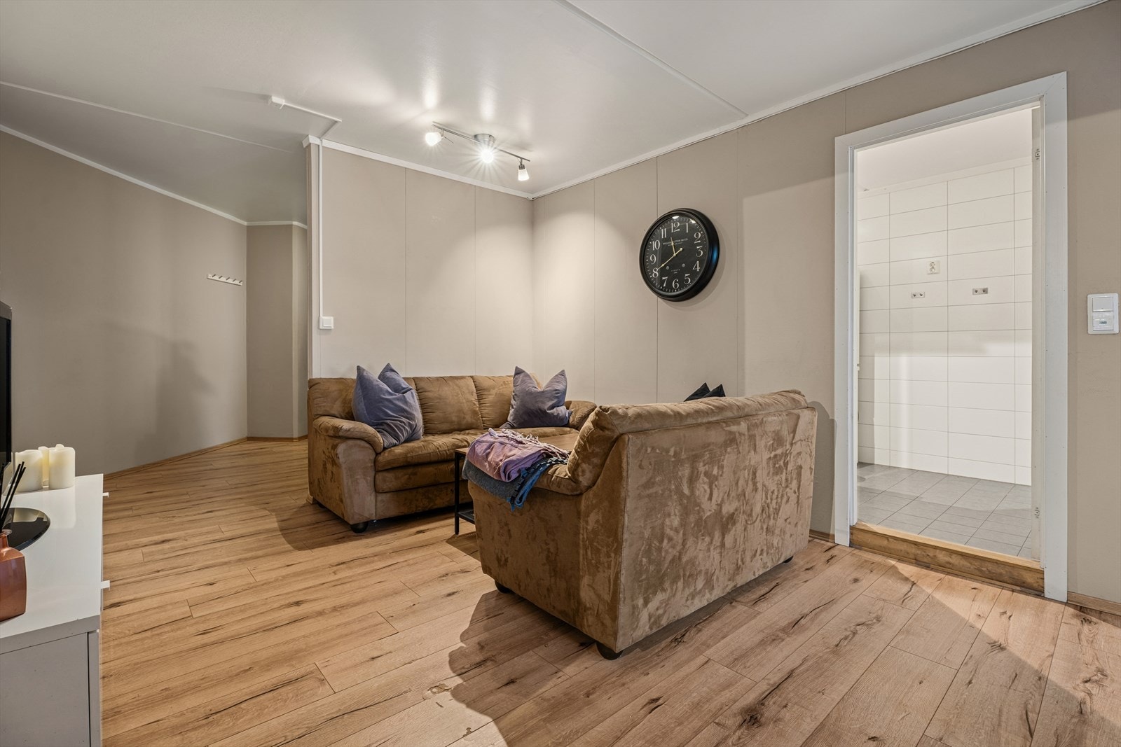 Ønsker man å bruke boligen som en ordinær leilighet, kan lettveggene enkelt fjernes for å tilbakeføre planløsningen til en mer tradisjonell og åpen boligstruktur. Galleribilde