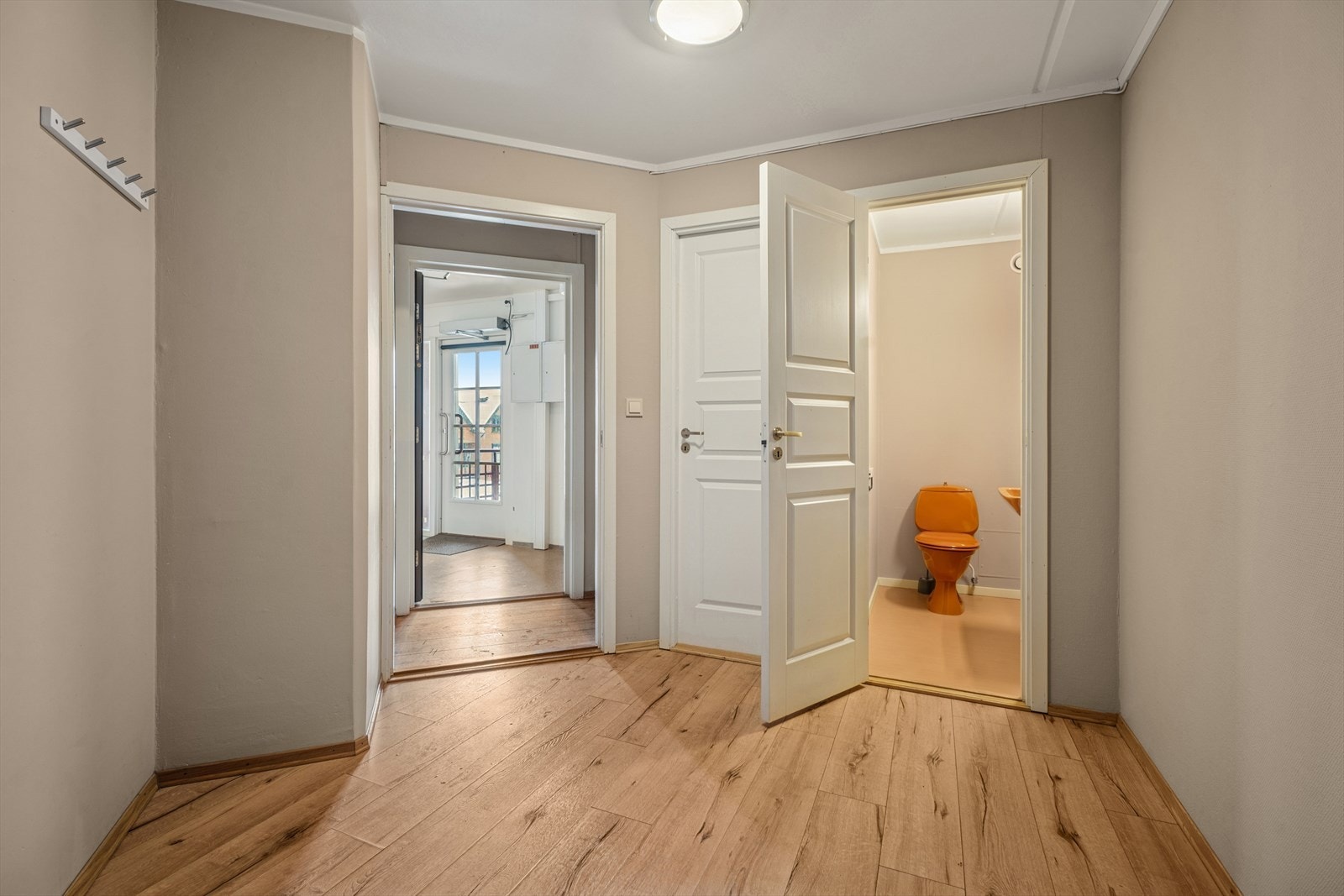 Leiligheten har i tillegg et separat toalettrom, noe som gir ekstra bekvemmelighet i hverdagen. Galleribilde