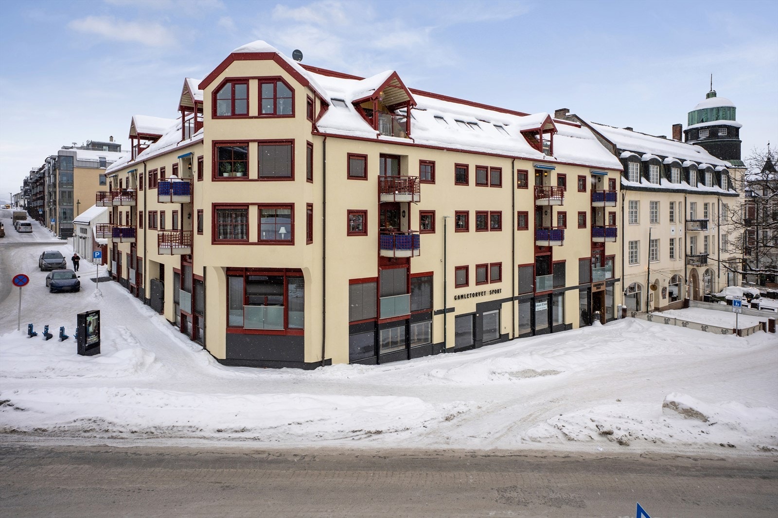 Boligen har en sentral beliggenhet med bussholdeplass like ved. For togforbindelser ligger Gjøvik stasjon ca. 5 minutters gange unna, med jevnlige avganger mot både Oslo og andre destinasjoner. Galleribilde