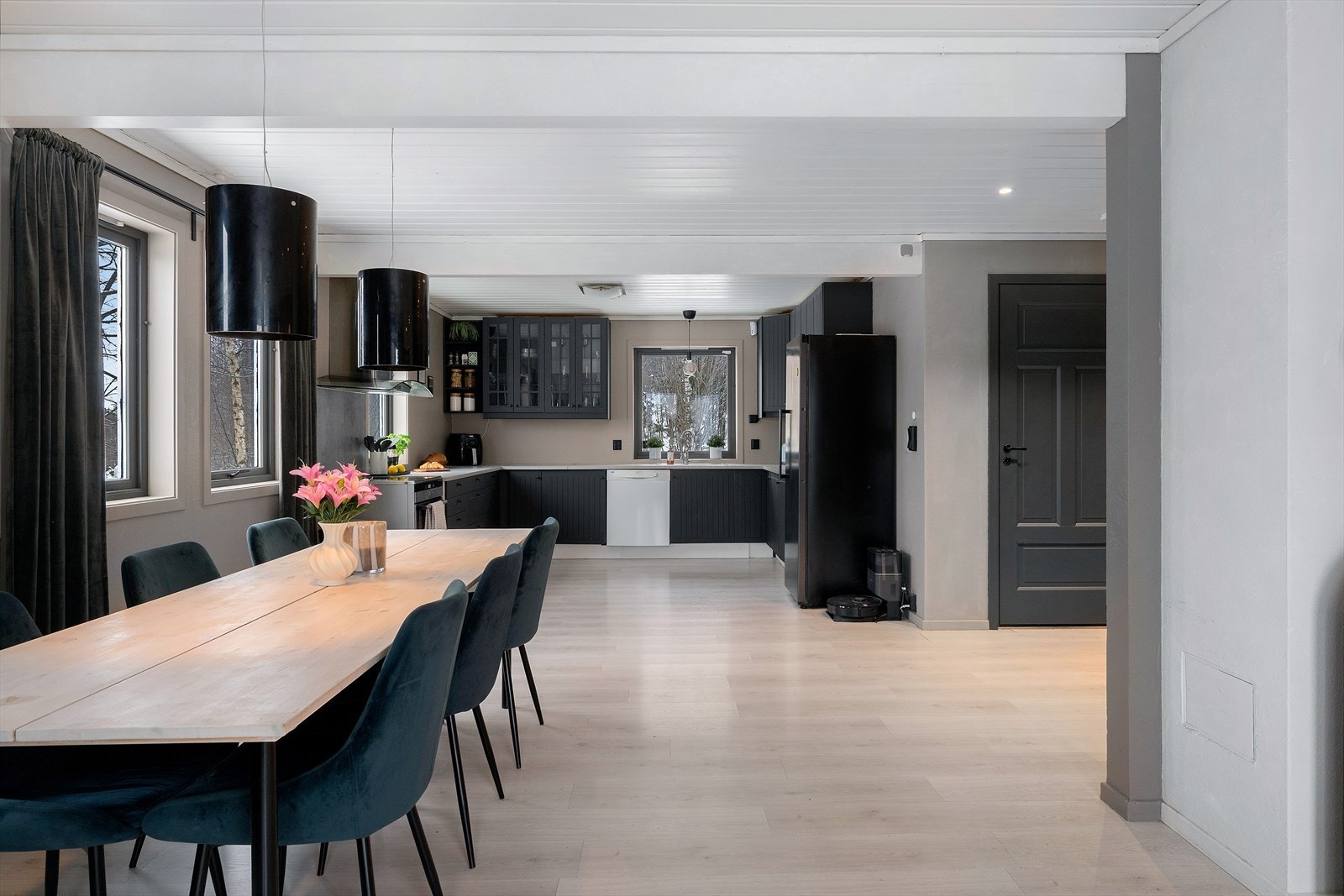 Stuen og kjøkkenet ligger i en halvåpen løsning med god plass til en spisegruppe i mellom. Galleribilde