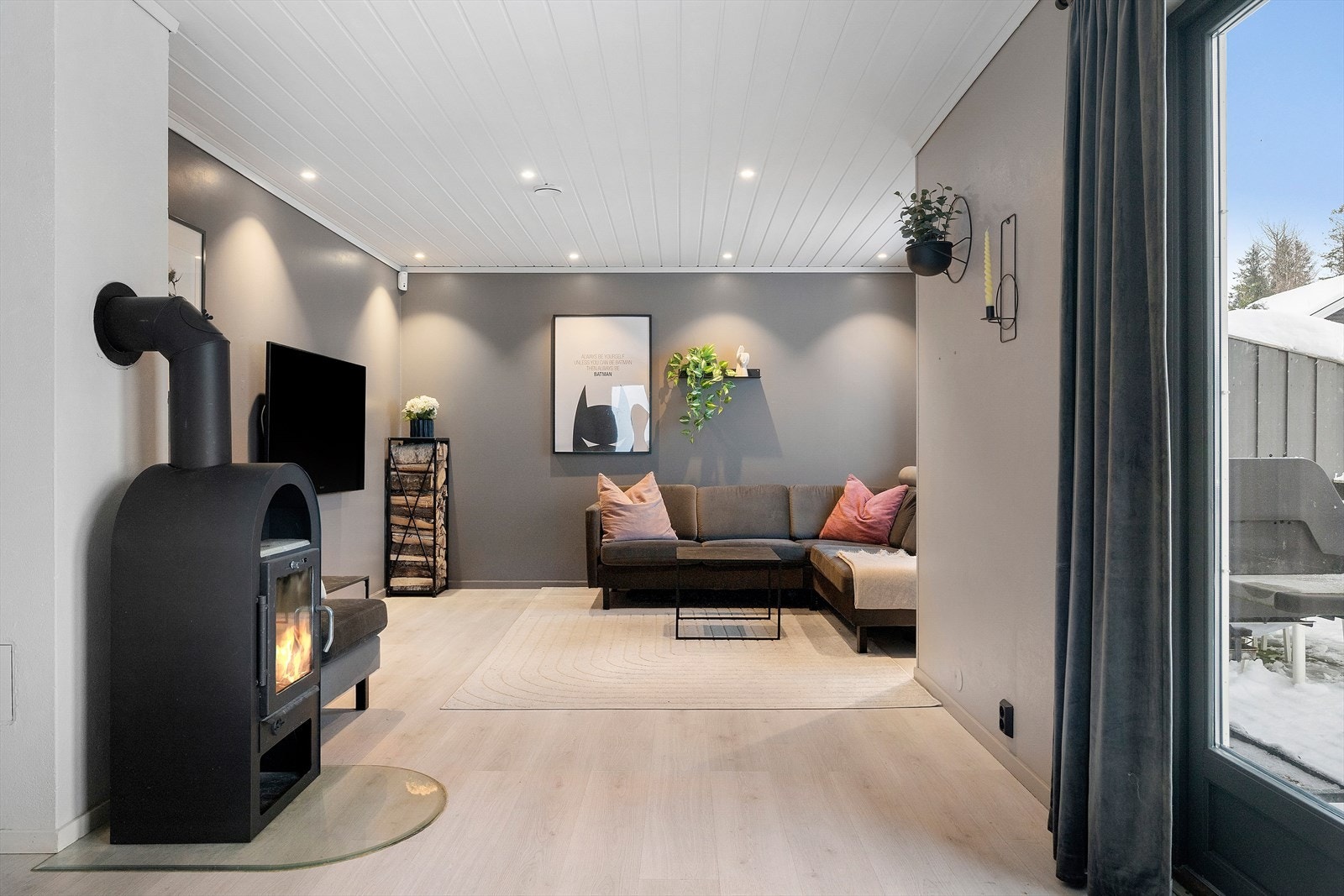 Stuen har en god planløsning og ligger noe avskjermet fra resten av etasjen. Galleribilde