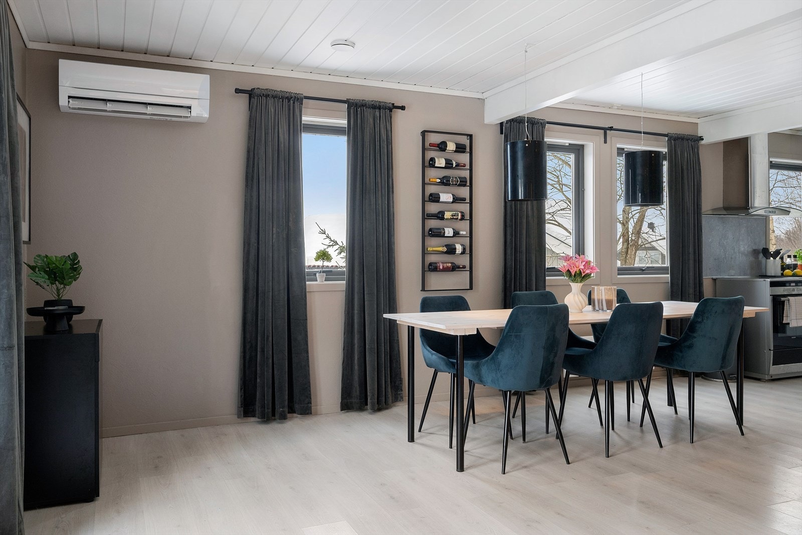 Stuen er utstyrt med en vamrepumpe som varmer godt på kalde dager. Galleribilde