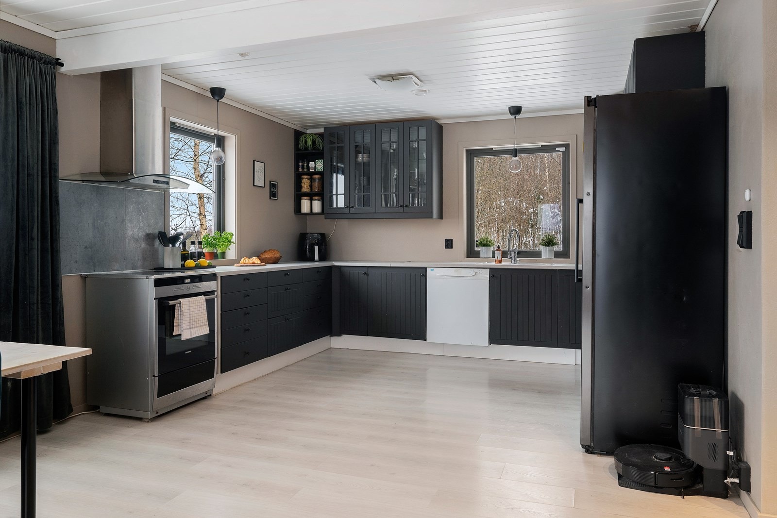 Boligen har et romslig kjøkken med mye benkeplass og gode vindusflater for naturlig lys. Galleribilde