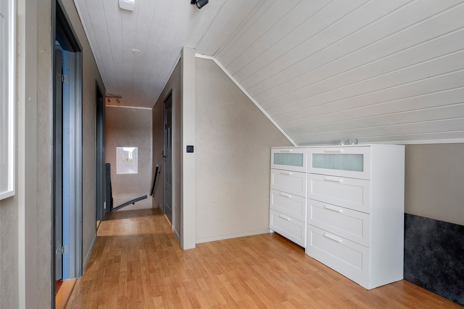 2. etg har en loftstue samt en gang som knytter rommene sammen. Galleribilde