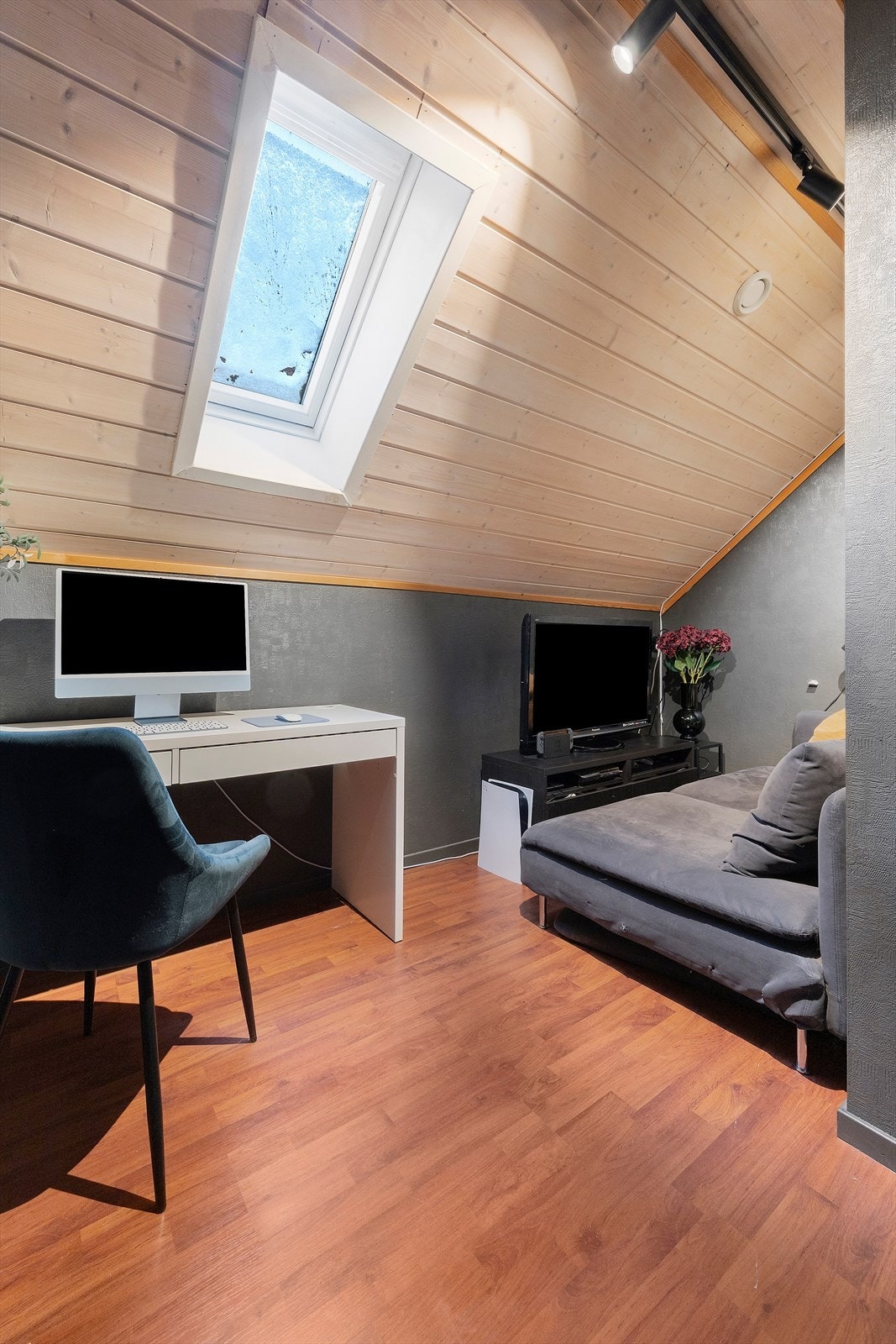 Dette rommet er romslig og blir idag brukt som kontor. Det er regulert etter orginale byggetegninger som bod. Galleribilde