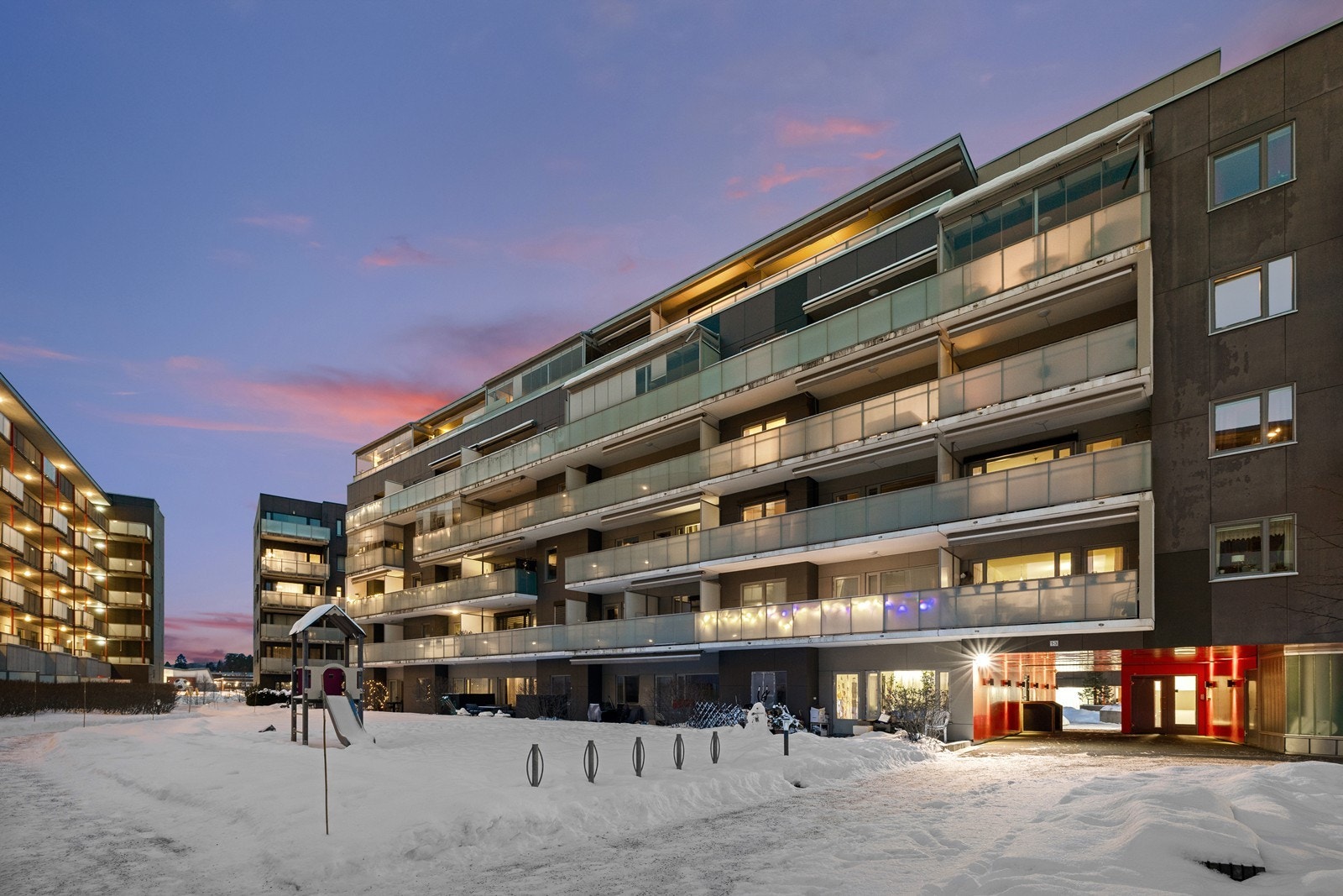 Bygget har en moderne arkitektur og er omgitt av hyggelige fellesarealer. Galleribilde