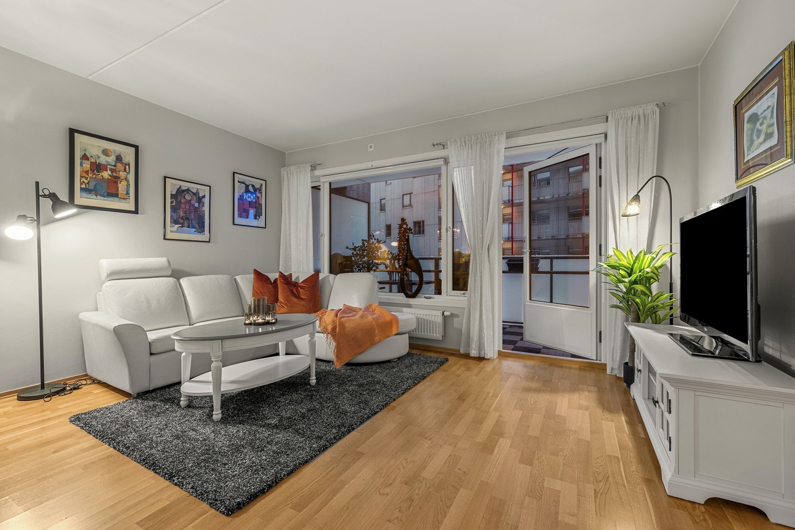 Direkte utgang til balkongen utvider oppholdsarealet på varme dager. Galleribilde