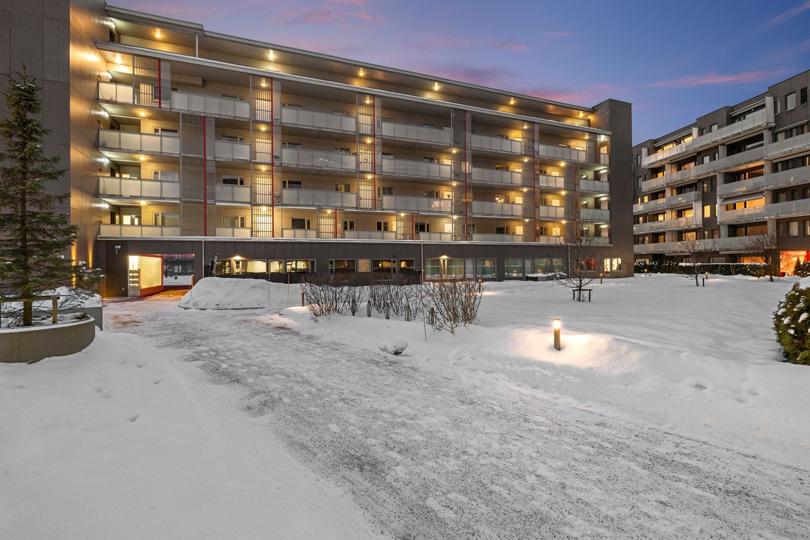 Pent opparbeidet og bilfritt gårdsrom mellom bygningene. Galleribilde