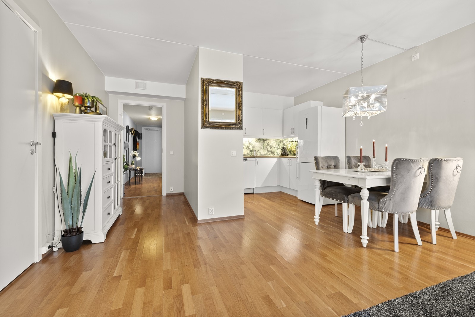 Den åpne løsningen gir en god romfølelse og fleksible møbleringsmuligheter. Galleribilde