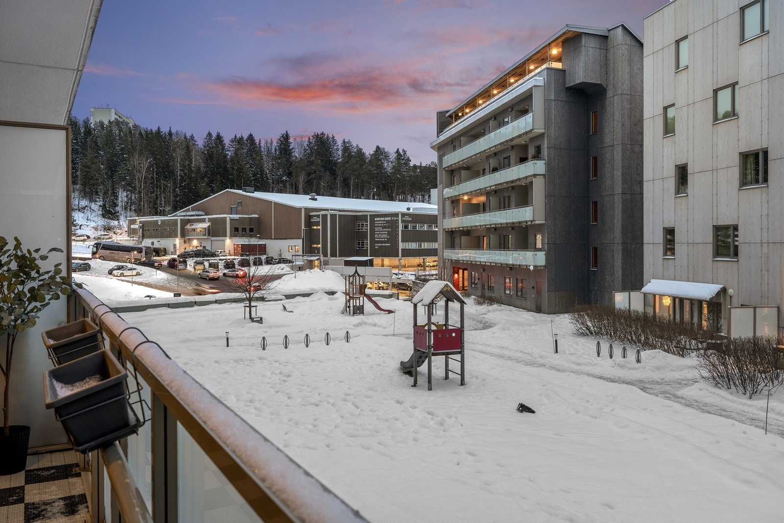 Utsikt over fellesarealene med lekeplass fra balkongen. Galleribilde