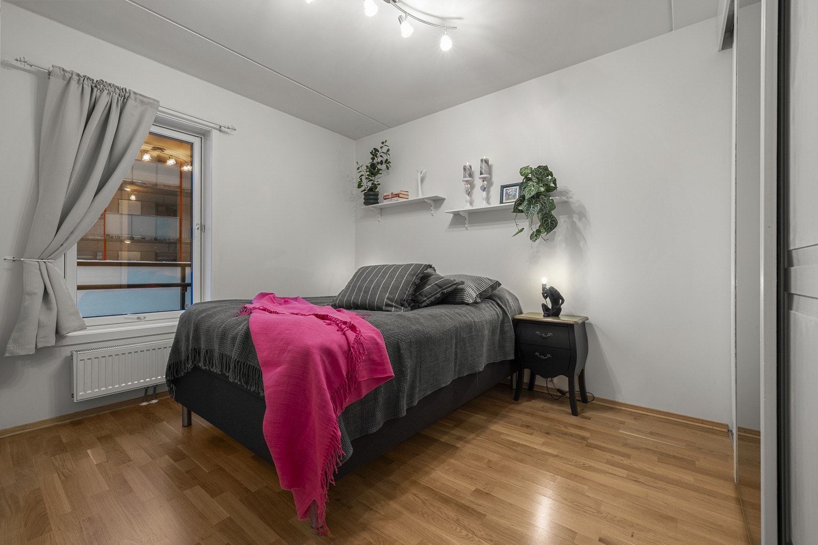 Hovedsoverommet har god plass til dobbeltseng med tilhørende møblement. Galleribilde