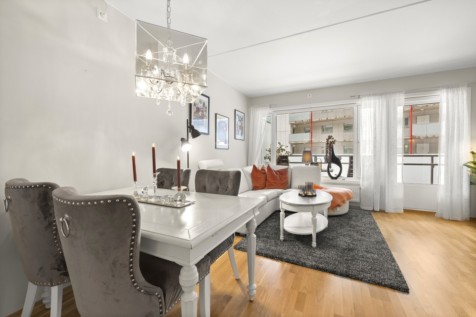 Utsyn fra spiseplassen mot stuen og videre ut mot balkongen. Galleribilde