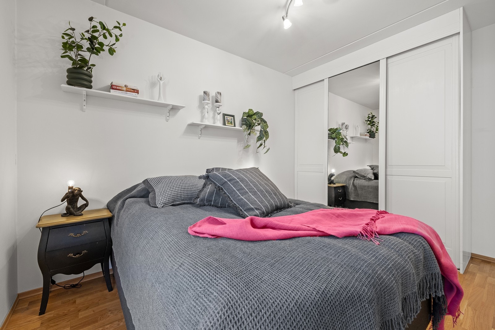 Skyvedørsgarderobe med speilfronter gir rikelig med oppbevaringsplass. Galleribilde