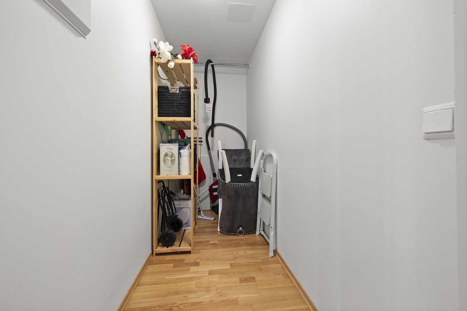 Leiligheten disponerer en praktisk innvendig bod for ekstra lagring. Galleribilde