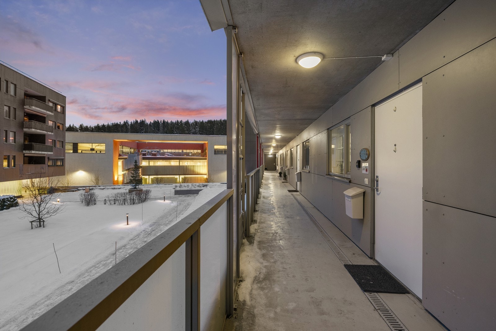 Leiligheten har adkomst via en overbygget svalgang. Galleribilde