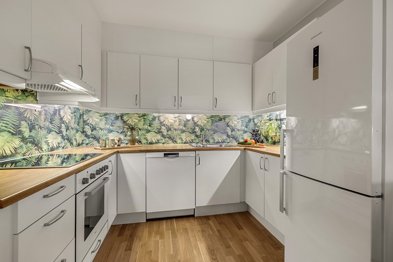 Innredningen er utstyrt med integrert stekeovn, platetopp og oppvaskmaskin. Galleribilde