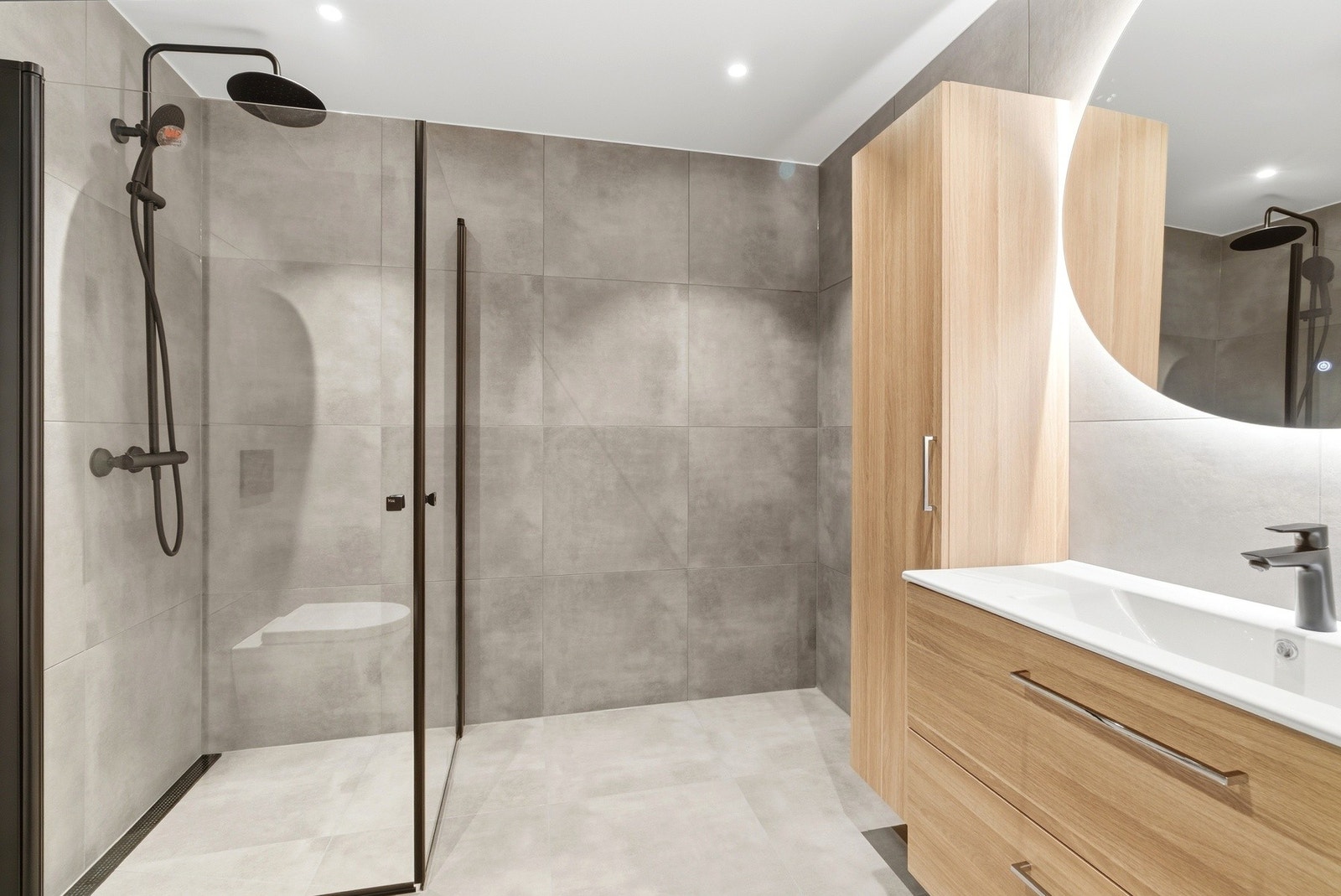 Badet har 60x60 flis på gulv, med varmekabler. Det er opplegg for vaskemaskin og tørketrommel med dobbelt stikk. Galleribilde