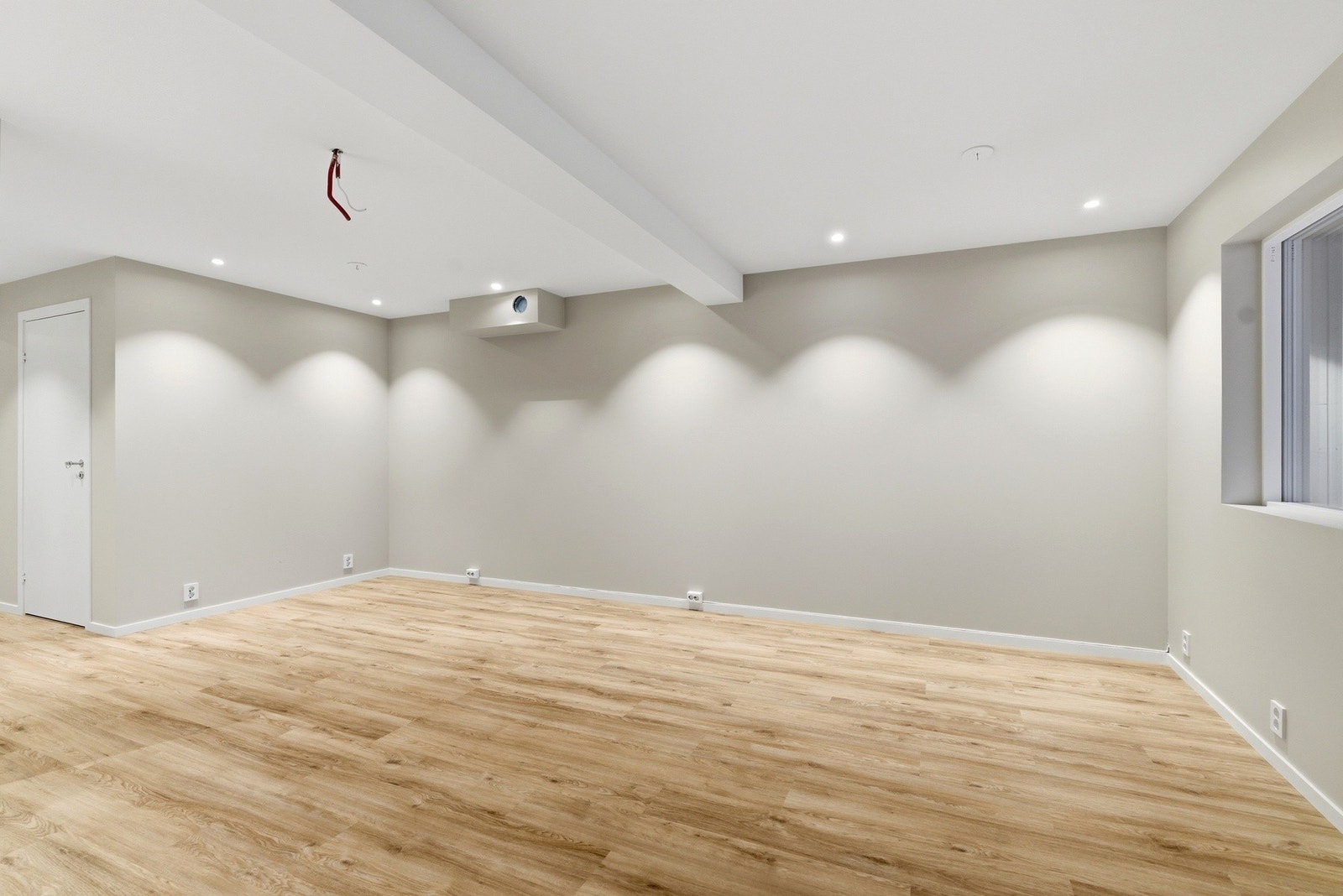 Det er spott-belysning i hele leiligheten med unntak av boden. Galleribilde