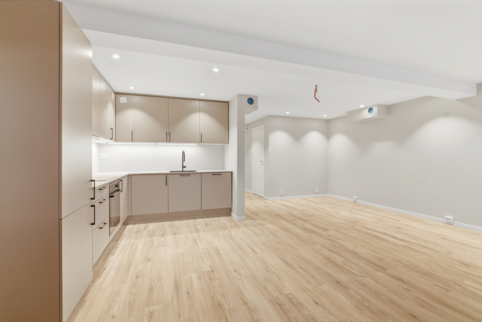 Leiligheten er gjennomført med sorte detaljer både på kjøkken og bad. Galleribilde