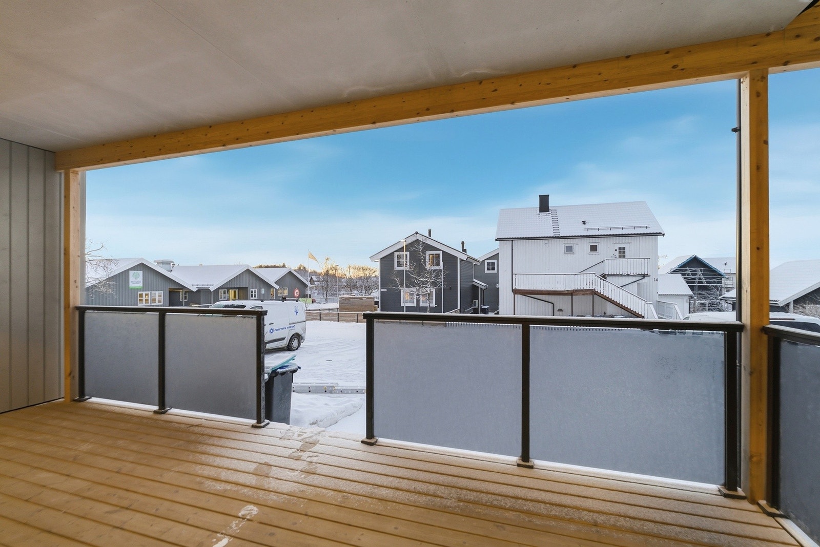 Det er fint plass til diverse utemøblement. Galleribilde