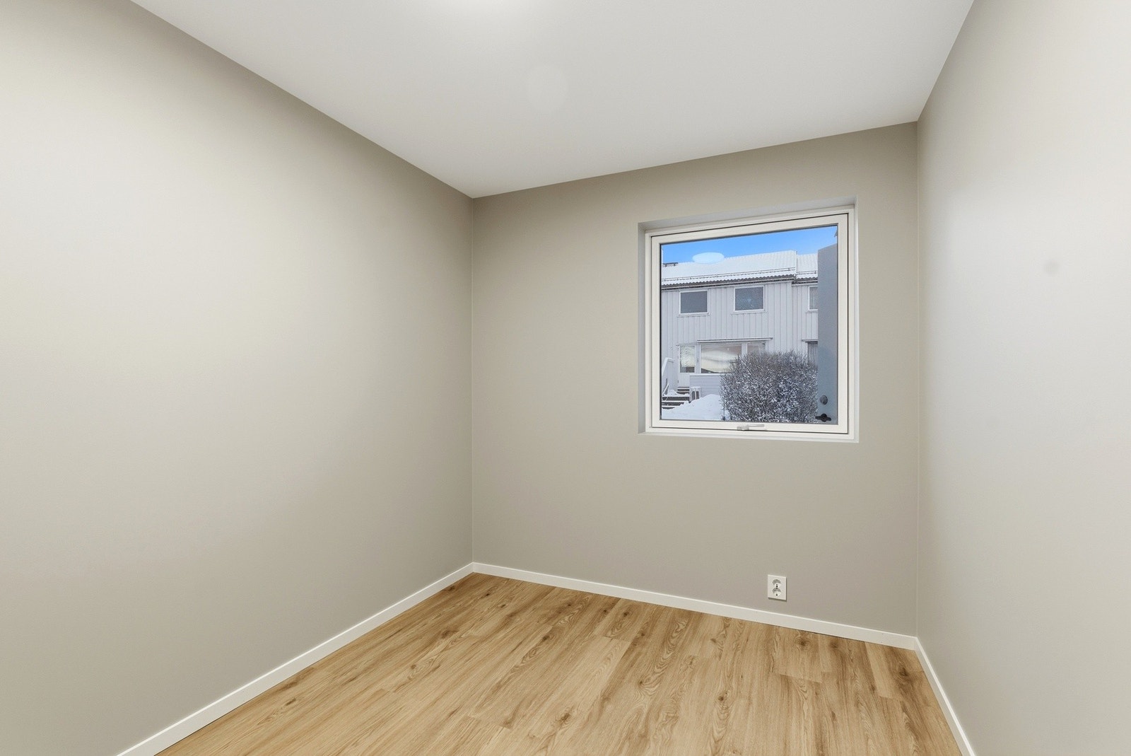 Det ene soverommet har plass til dobbeltseng og diverse oppbevaringsmøblement. Galleribilde