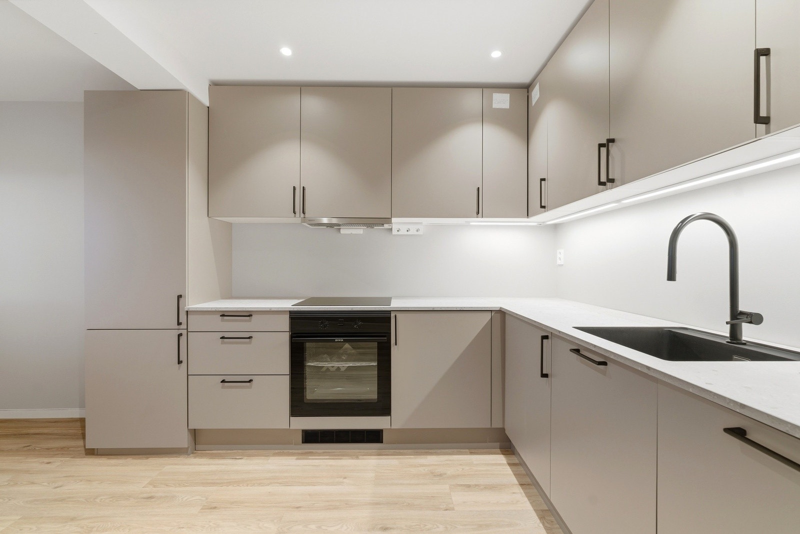 Det er induksjonstopp og integrerte hvitevarer med oppvaskmaskin, kjøle- og fryseskap. Galleribilde