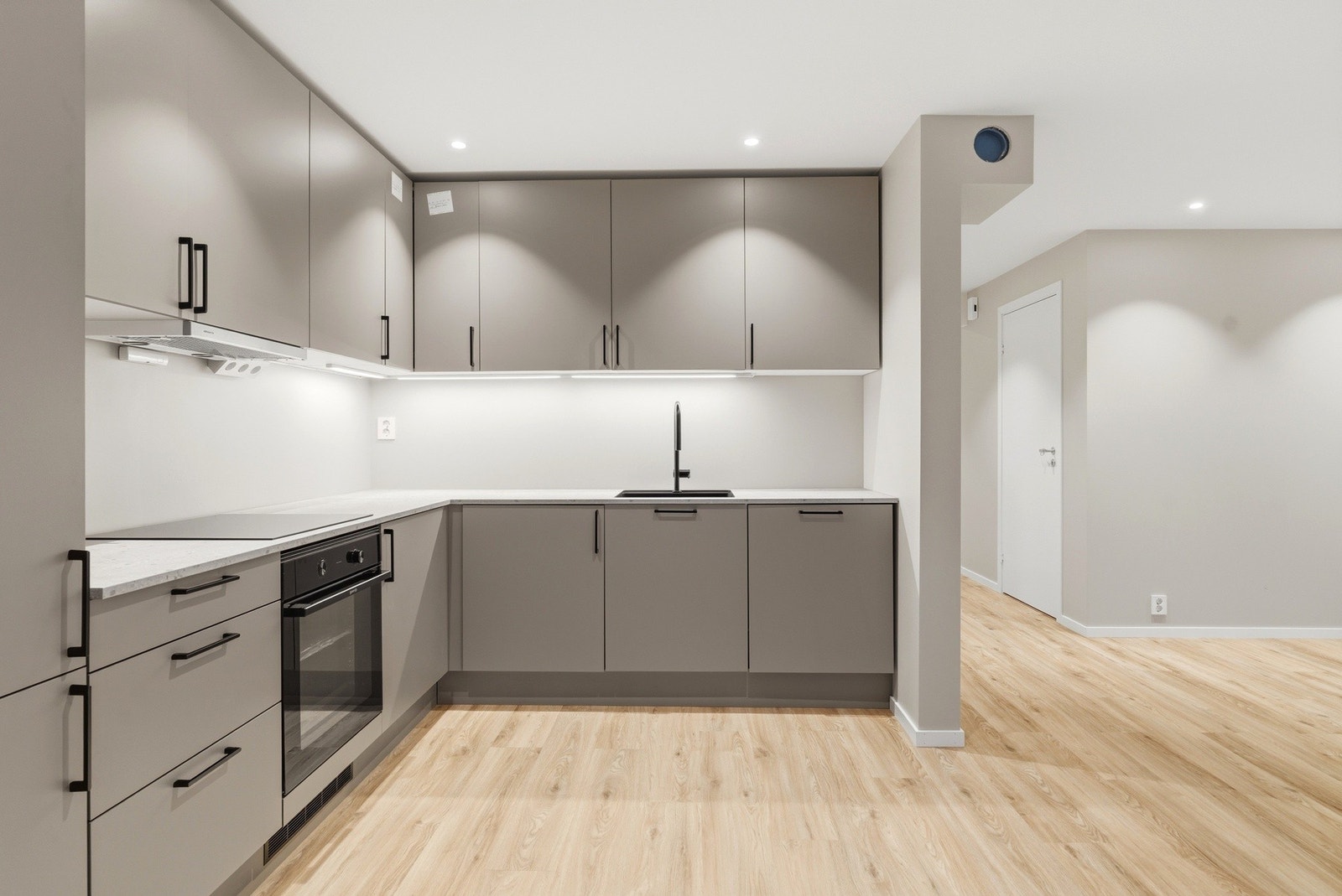 Det er montert waterguard under vask. Galleribilde