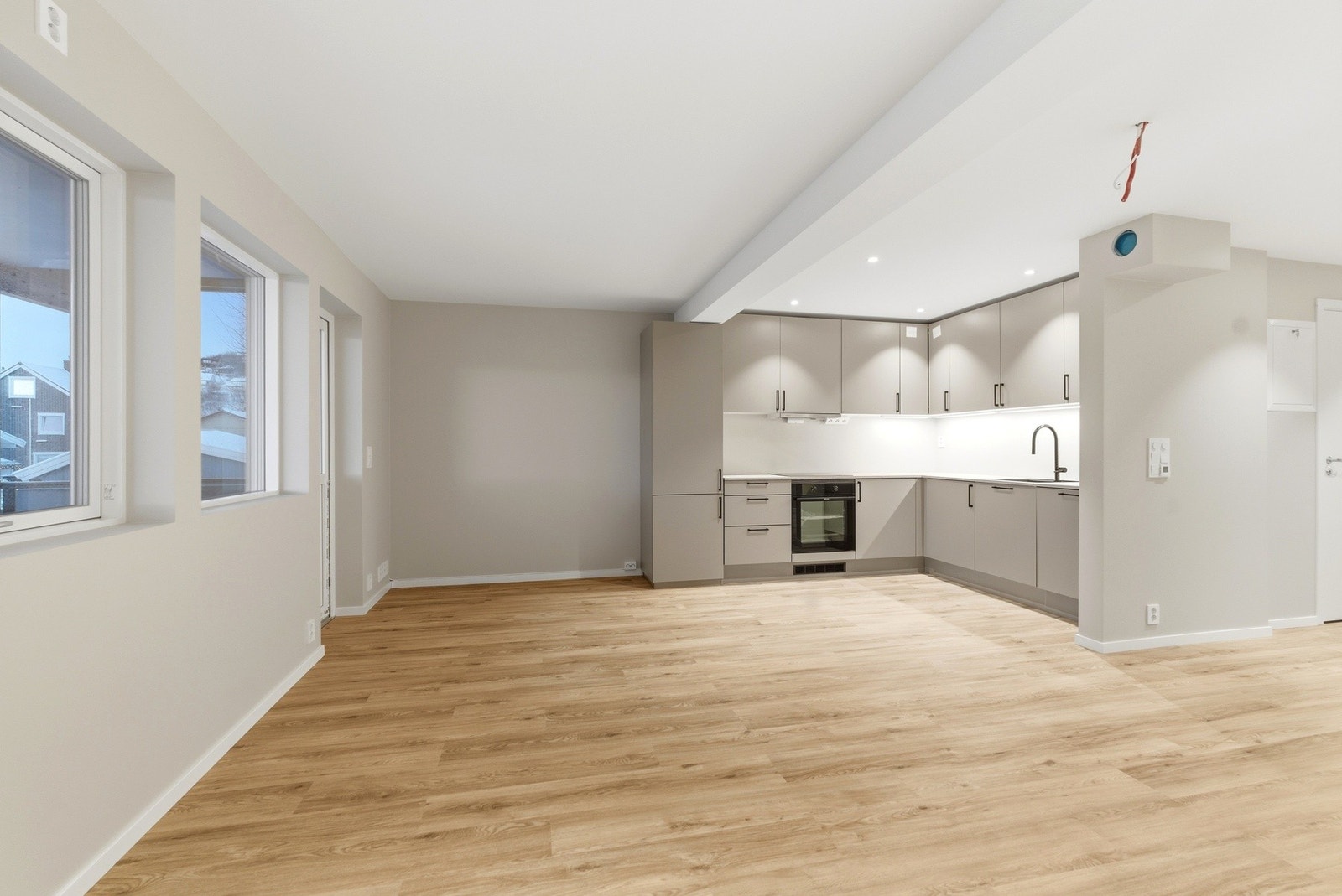 Veggene er malt i behagelige og lyse farger, i tillegg er det åpen løsning mellom stue/kjøkken, noe som gir rommet et mer luftigere uttrykk. Galleribilde