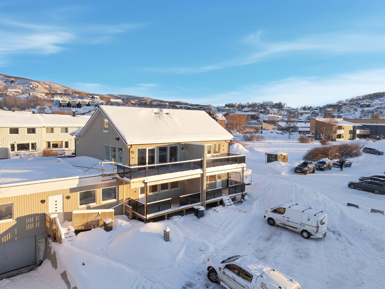 Leiligheten ligger i et rolig og etablert nabolag med nærhet til både dagligvarehandel og forbindelse med kollektivtransport. Galleribilde