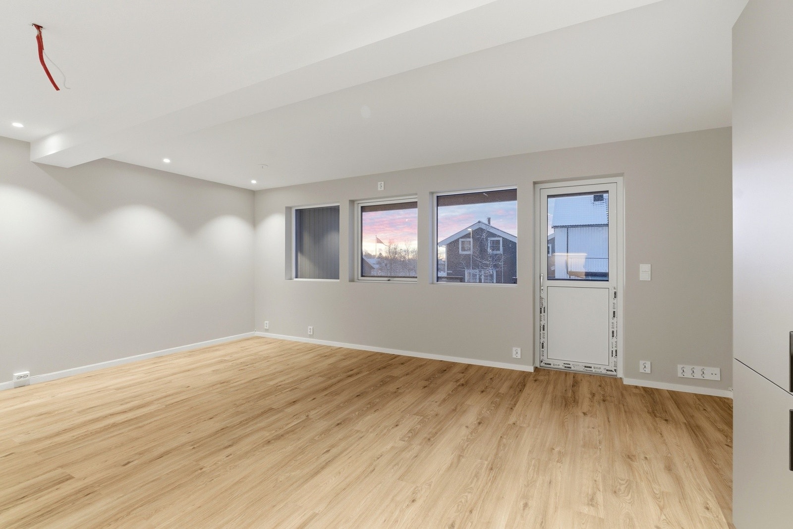 Fra stuen er det også utgang til vestvendt balkong med overbygd tak og gode solforhold. Galleribilde