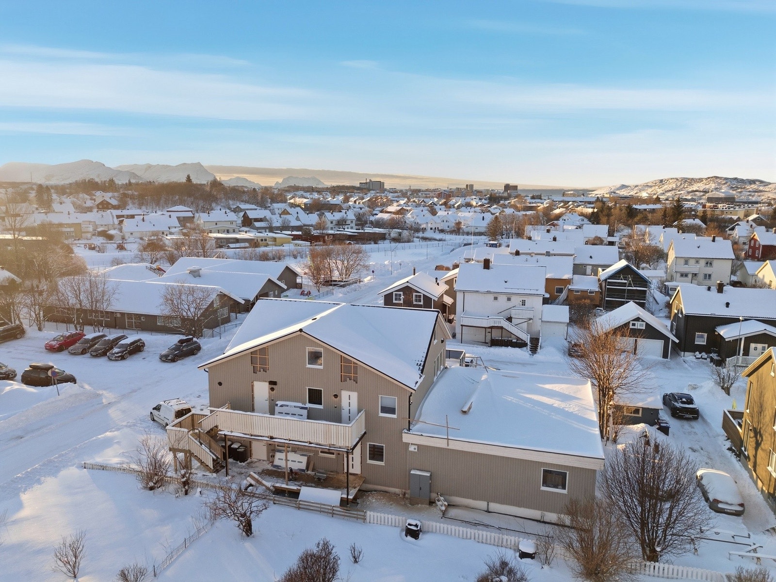 Det er parkeringsmuligheter på siden av bygget, mot barnehage. Galleribilde
