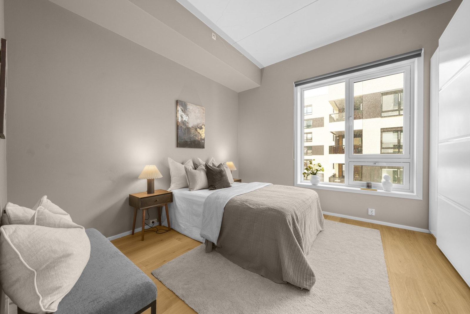 Romslig soverom med store vindusflater som slipper inn rikelig med naturlig lys, parkettgulv og gode møbleringsmuligheter for både seng og garderobeløsning.Romslig soverom med store vindusflater som slipper inn rikelig med naturlig lys, parkettgulv og god Galleribilde