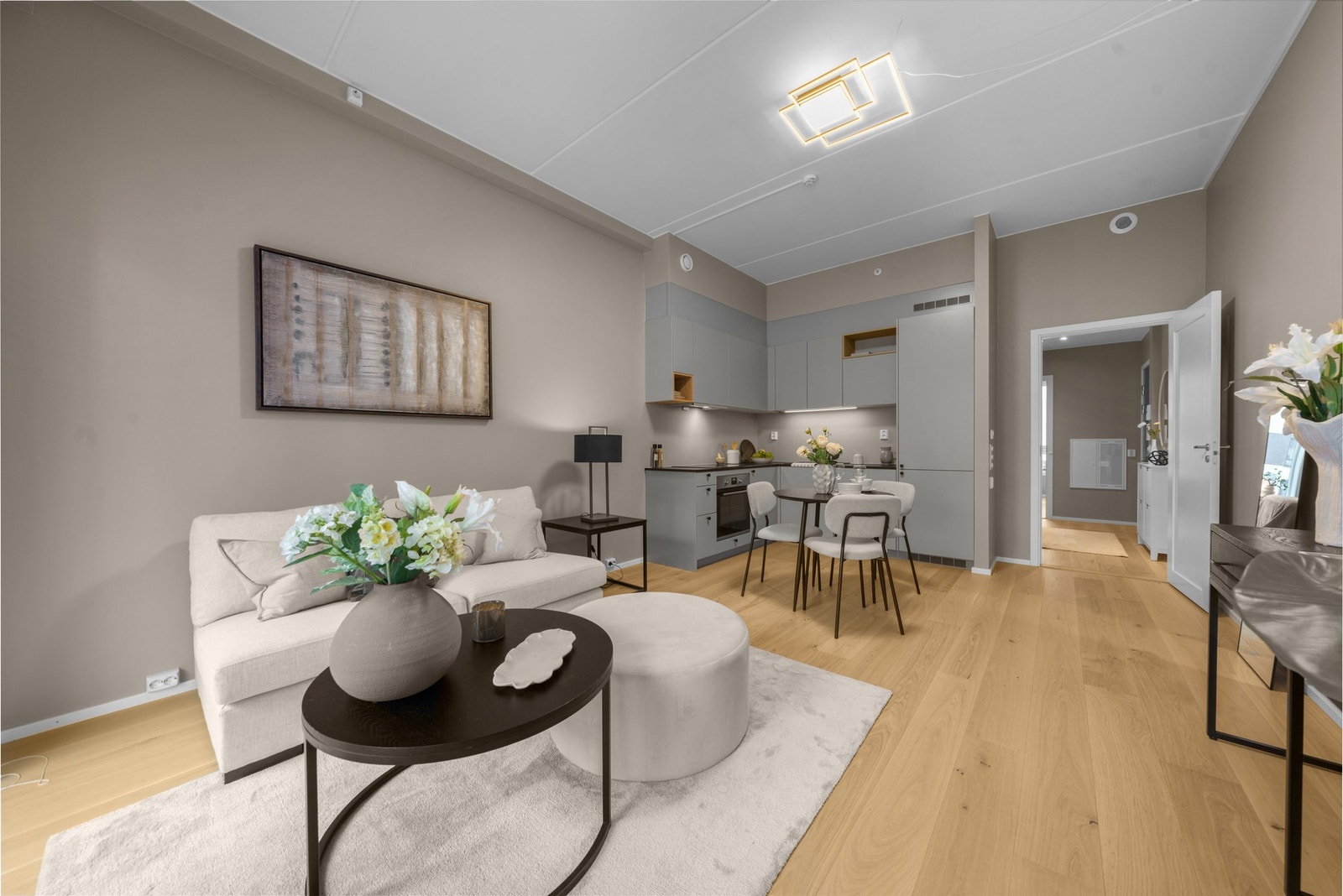 Stuen har parkettgulv og en takhøyde på ca. 3,04 meter som gir en luftig og moderne romfølelse Galleribilde