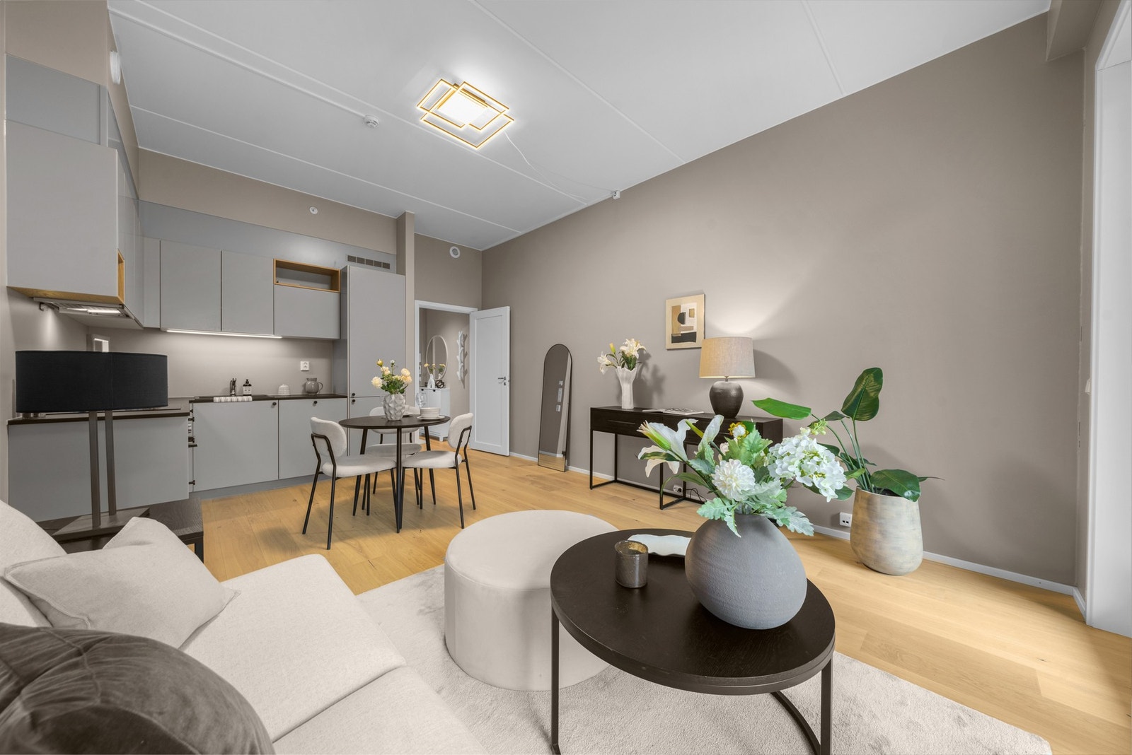 Luftig åpen løsning mellom stue og kjøkken. Galleribilde