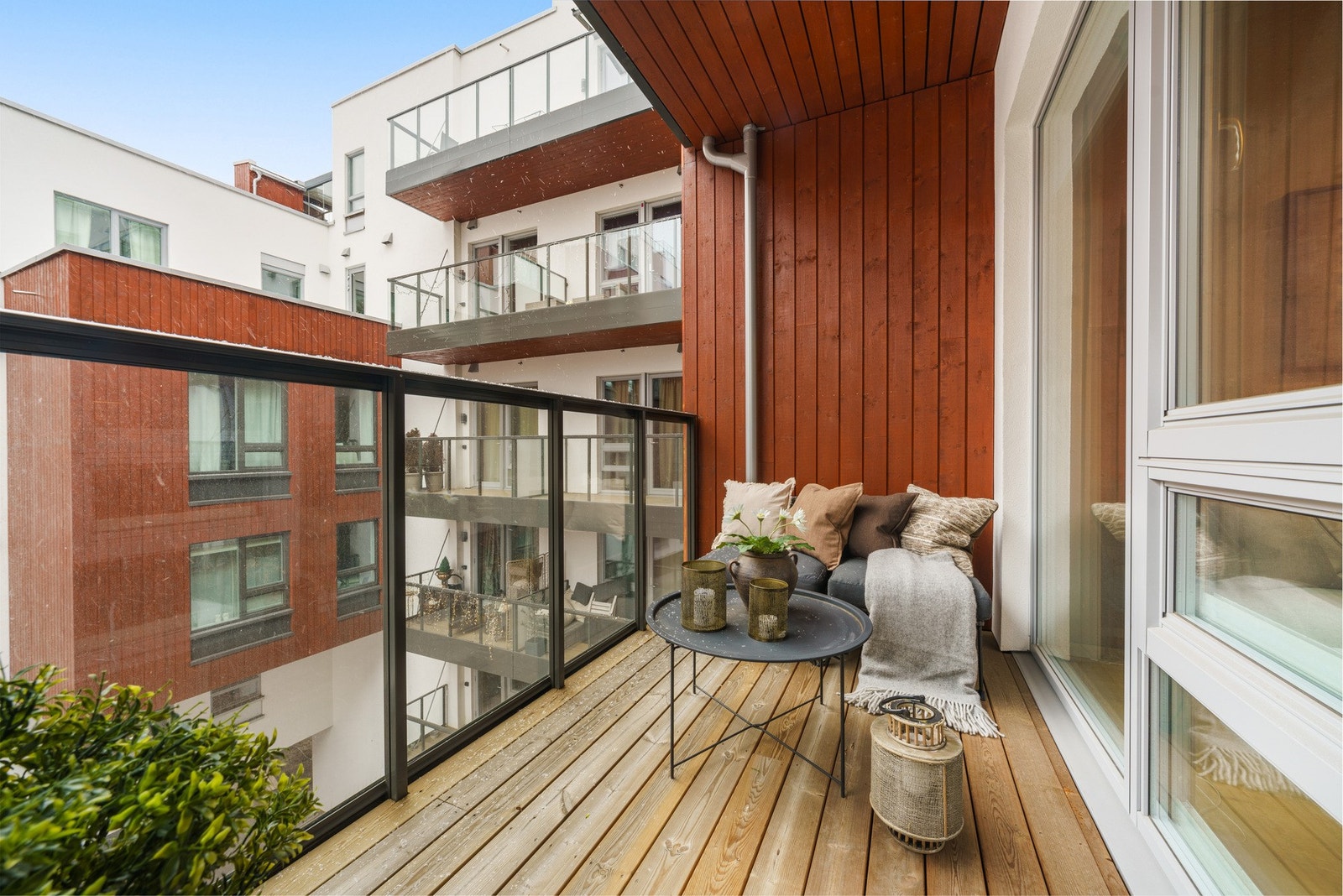 Balkongen oppleves som en naturlig forlengelse av oppholdsrommet under sommerhalvåret. Galleribilde