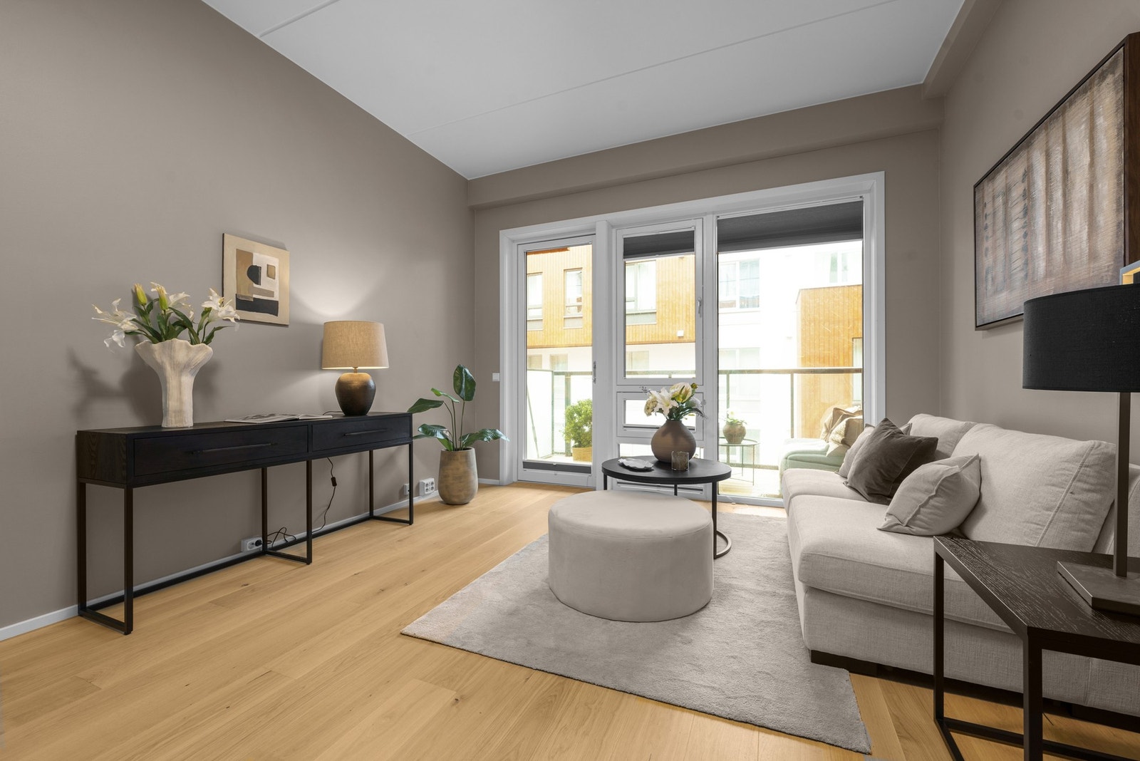 Store vindusflater som slipper inn rikelig med naturlig lys. Galleribilde