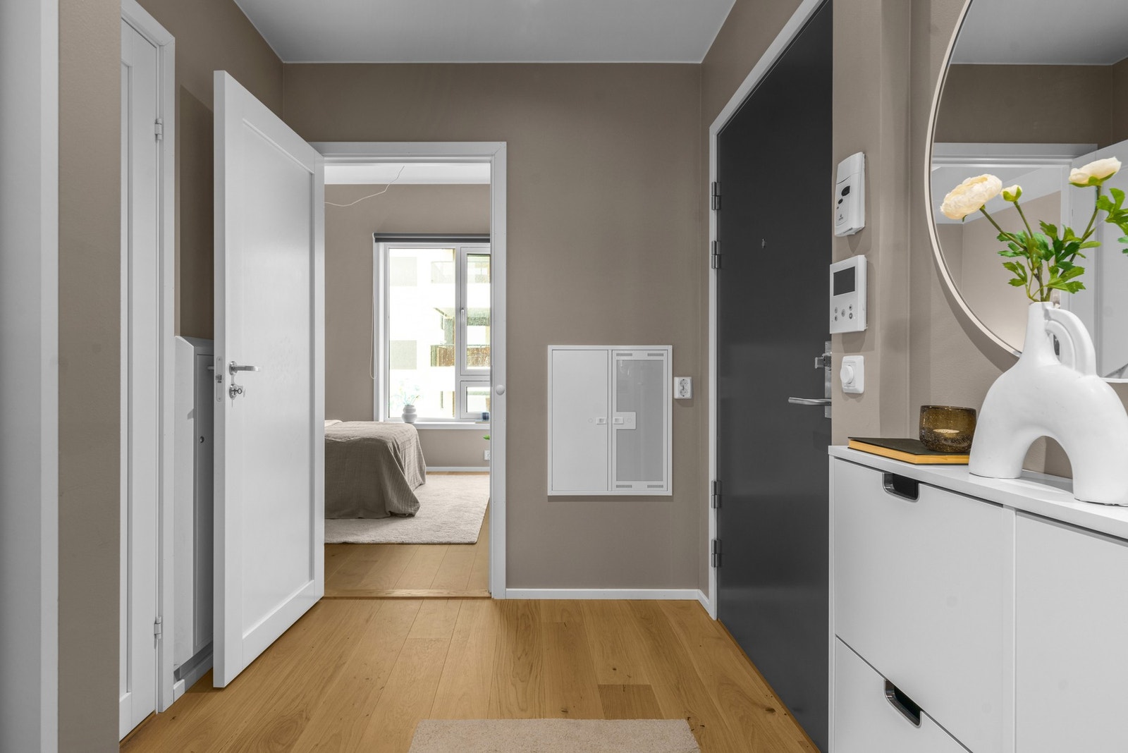 Innbydende entré med god plass til oppbevaring og en ryddig planløsning som gir et praktisk og elegant førsteinntrykk. Galleribilde