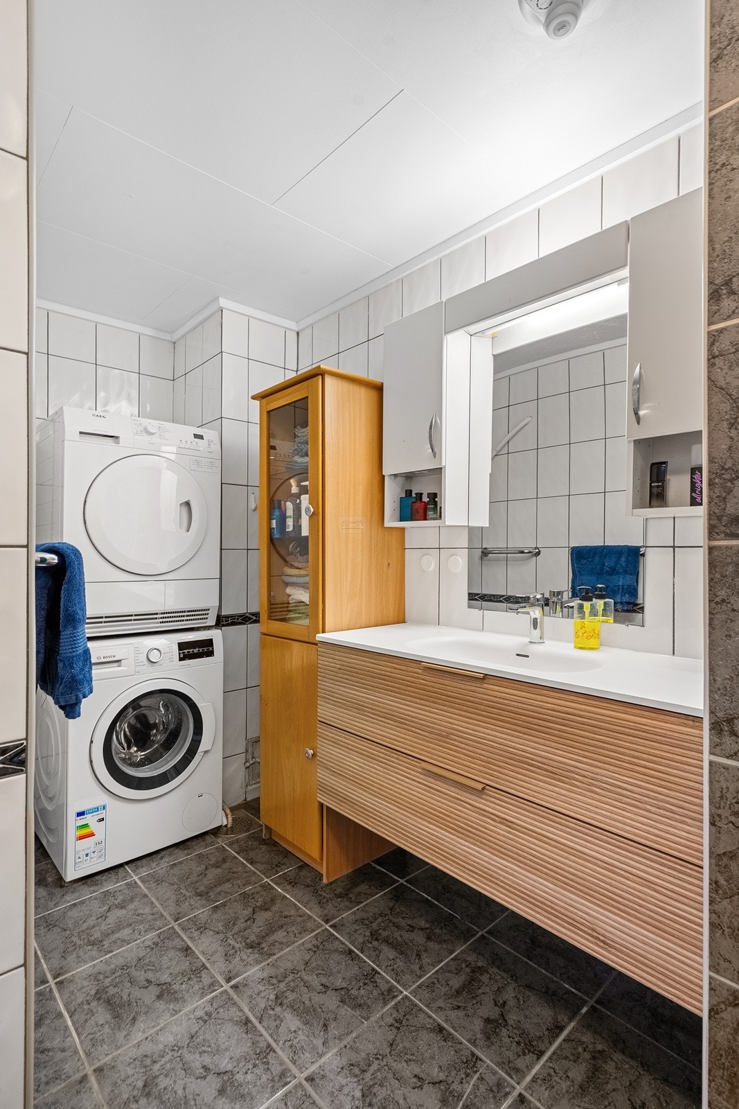 God oppbevaringsplass i skuffer under vask og høyskap. Galleribilde