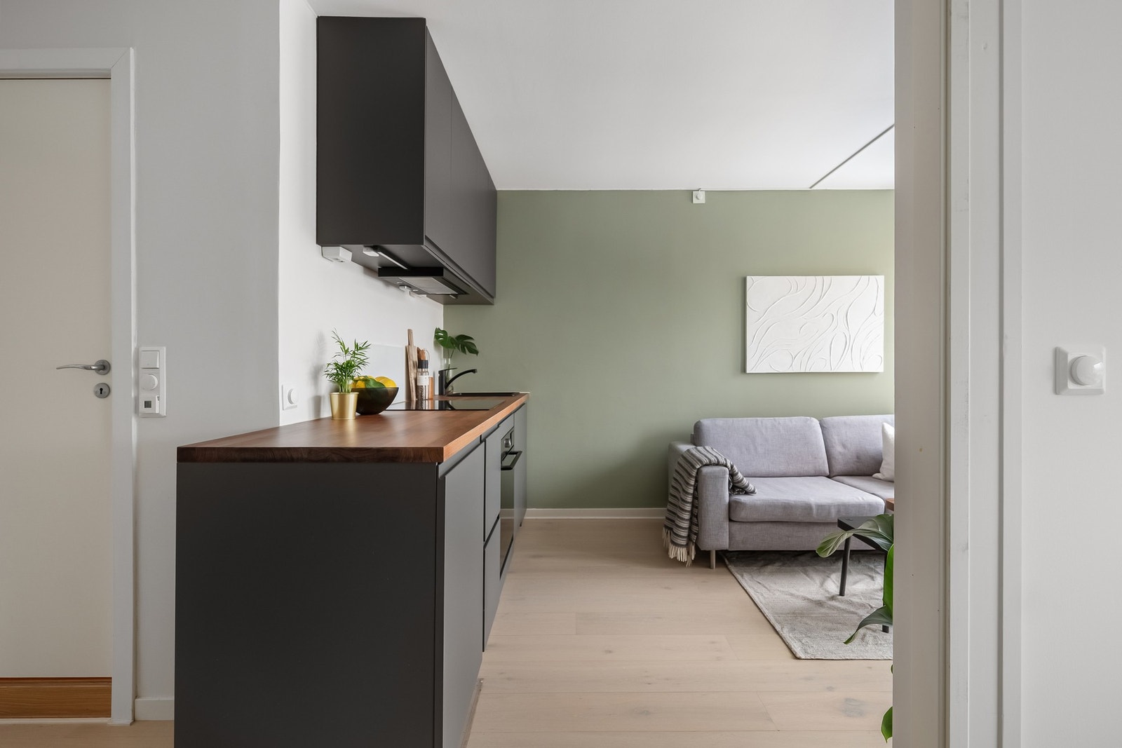 Området har svært god kollektivdekning med trikk, buss og tog i umiddelbar nærhet - 2 minutter til trikk (linje 13), 4 minutter til buss (linje 23 og 42), ca. 15 minutter til Lysaker stasjon og ca. 15 minutter til Bjørnsletta T-bane. Galleribilde