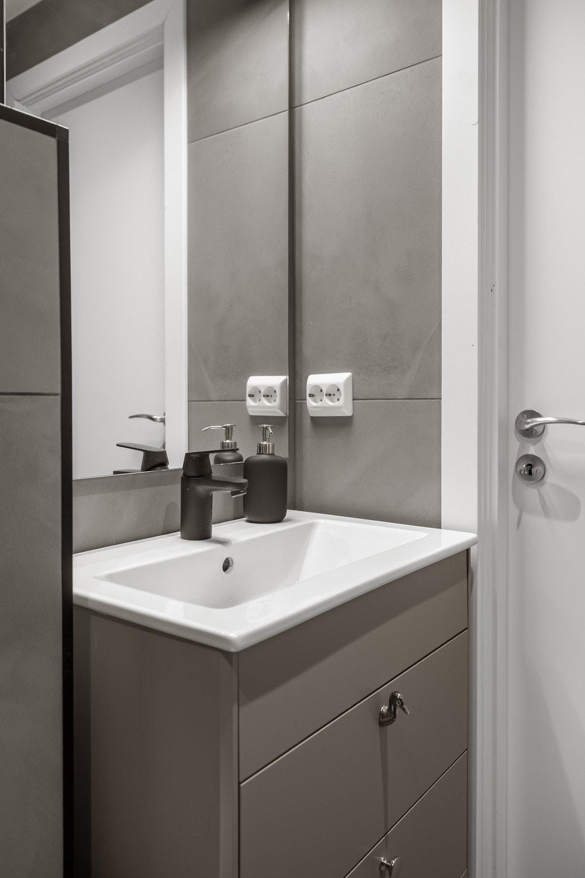 Utstyrt med romslig dusjnisje med innfellbar glassdør i herdet glass, regnfallsdusj og håndholdt dusj - Veggmontert klosett. Galleribilde