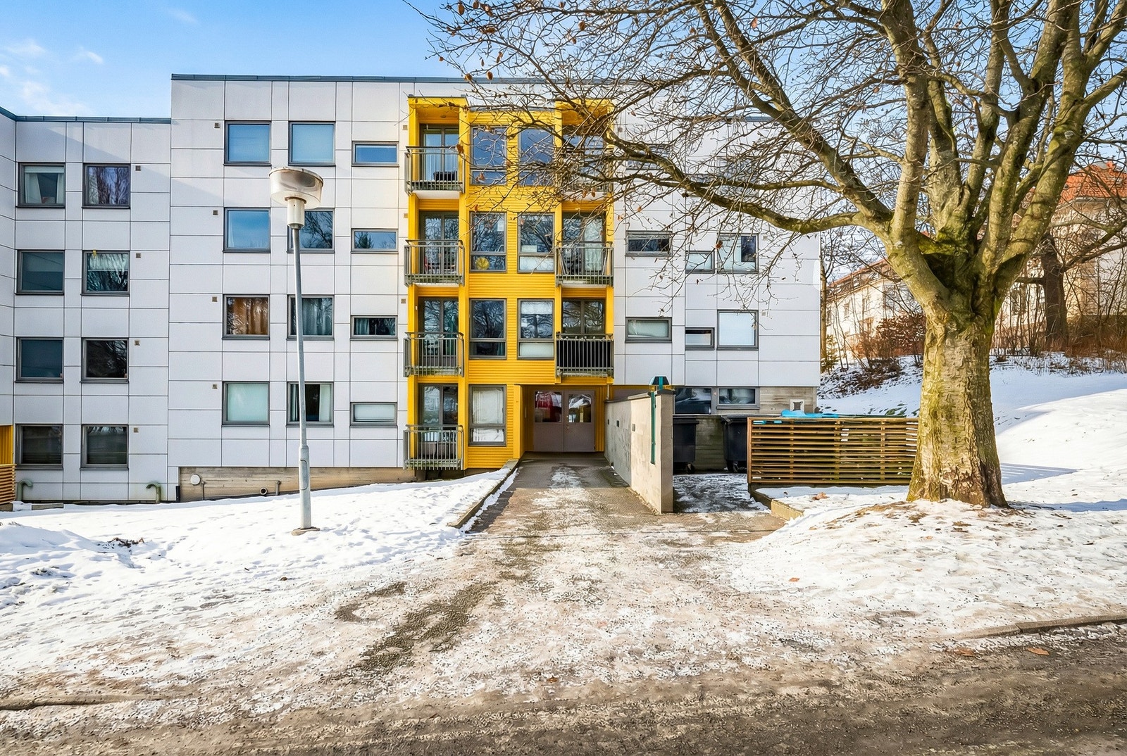 Attraktiv beliggenhet med umiddelbar nærhet til trikk, buss og tog - Parkeringsplasser forbeholdt beboere og gjester rett utenfor eiendommen. Galleribilde