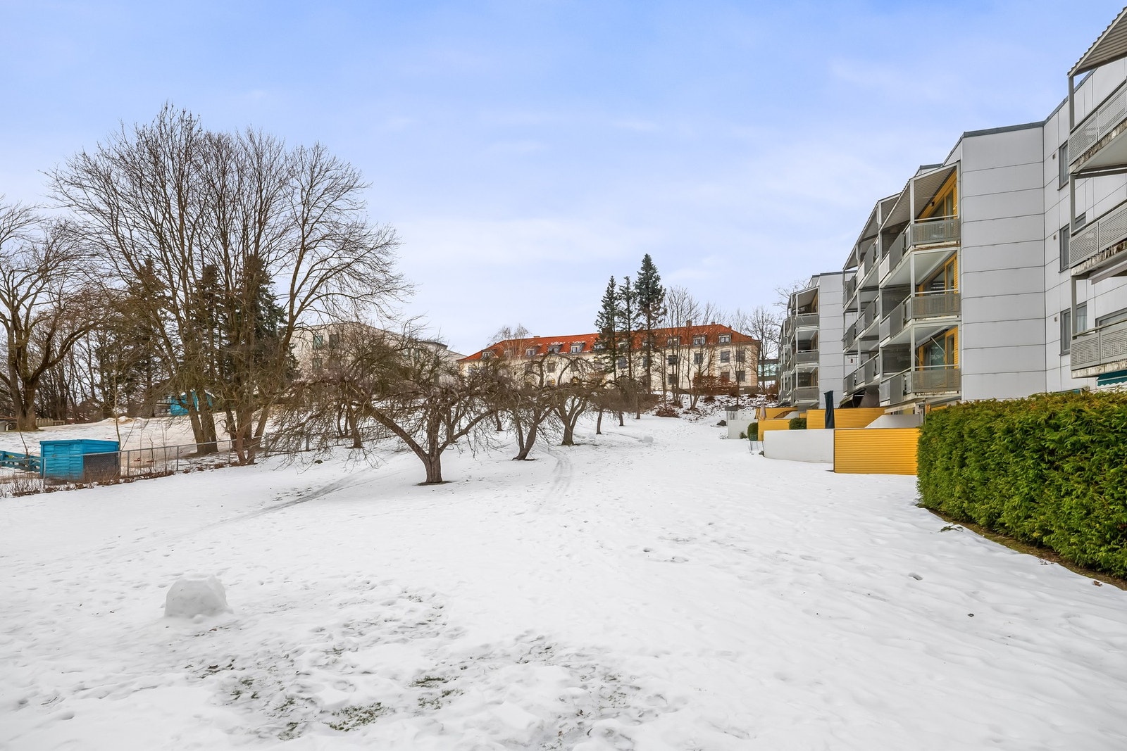 Umiddelbar nærhet til offentlig kommunikasjon, herunder trikk, buss og tog - Dagligvarebutikker og CC Vest innen kort gangavstand. Galleribilde