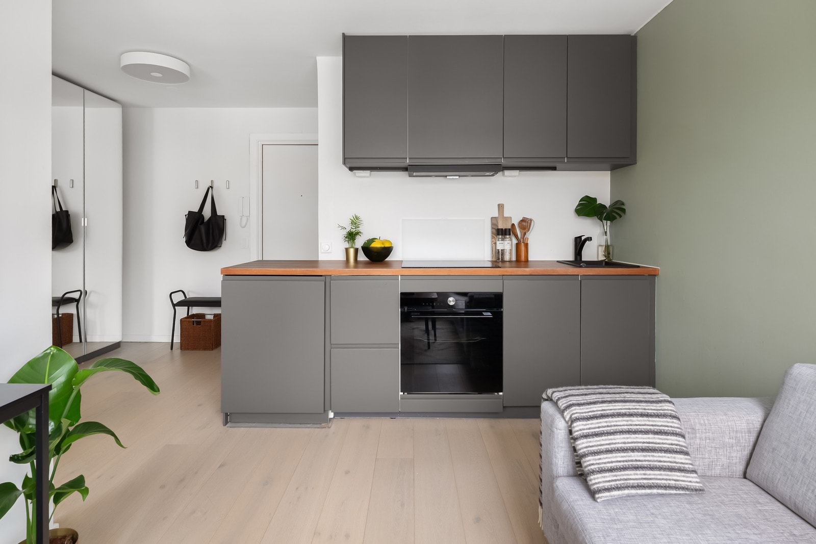 IKEA-kjøkken fra 2024 med integrerte hvitevarer bestående av platetopp med induksjon, stekeovn, oppvaskmaskin og kjøl-/fryseskap - Vaskemaskin integrert i skapinnredningen. Galleribilde