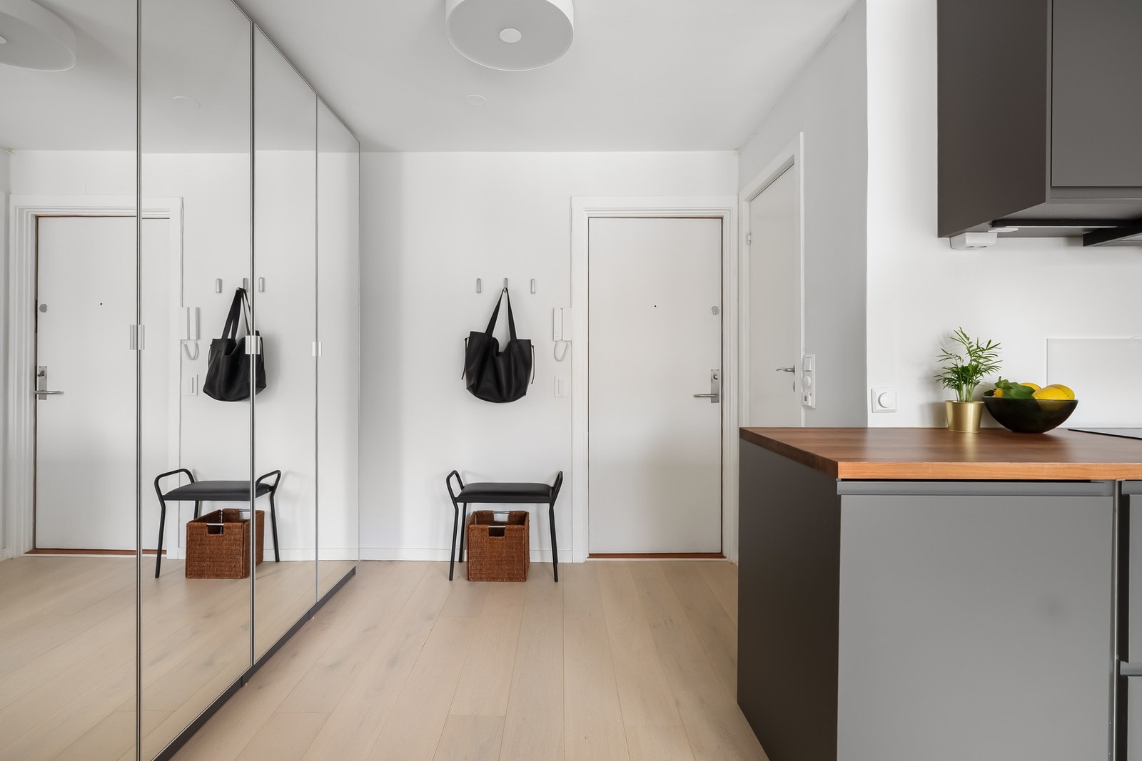 Vaskemaskin/tørketrommel, oppvaskmaskin, kjøl-/frys, induksjonstopp og stekeovn fra 2024 - Disponibel kjellerbod på ca. 3 m². Galleribilde