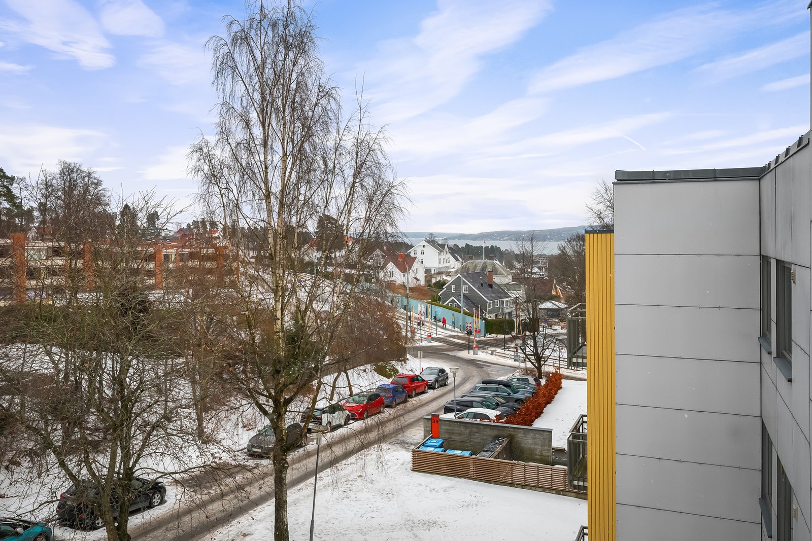 Nydelig utsikt over nærområdet og mot Oslofjorden - Høyt og fritt med en sjelden fredfull beliggenhet. Galleribilde