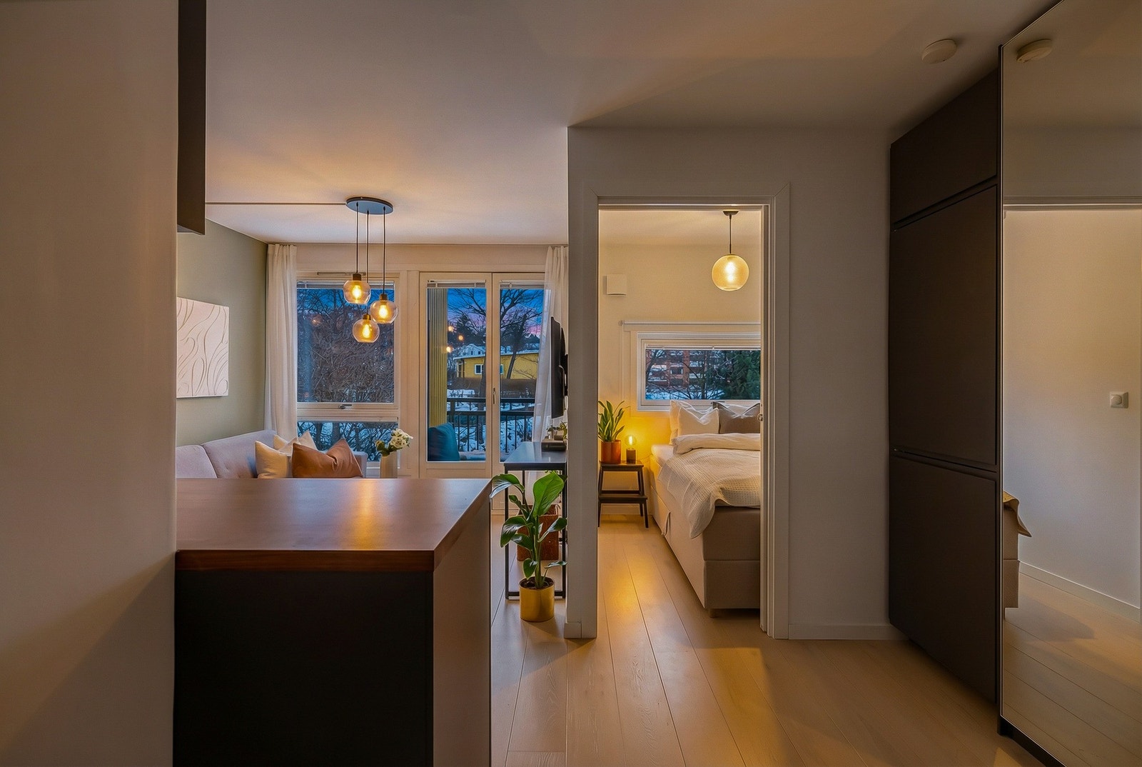 Stue og kjøkken i en meget arealeffektiv og velfungerende, åpen løsning - Et flott allrom. Galleribilde