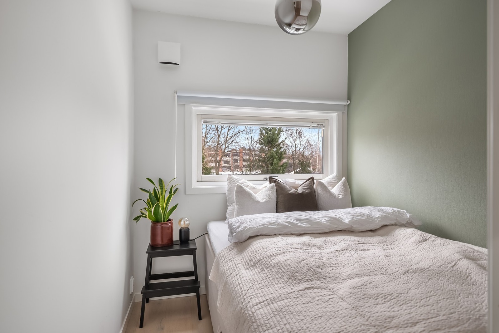 Luftig soverom med plass til stor dobbeltseng - Helt skjermet for innsyn. Galleribilde